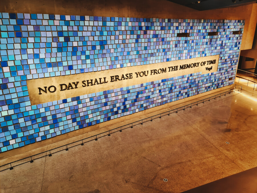 Gendenkhalle mit Zitat von Vergil im 9/11 Memorial Museum