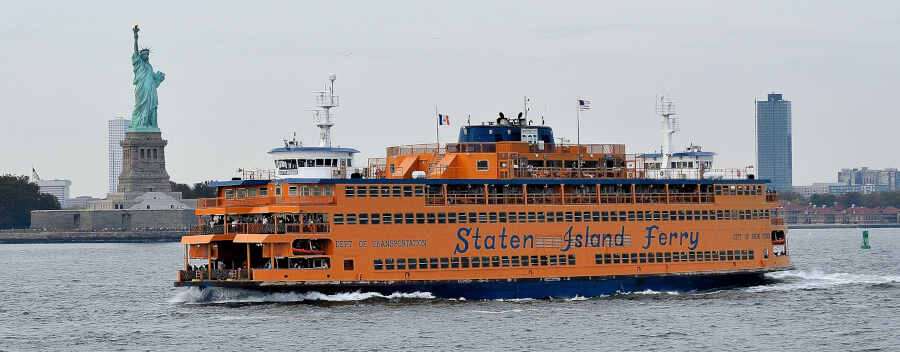 Die kostenlose Staten Island Ferry fährt in der Nähe der Freiheitsstatue vorbei