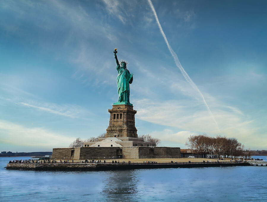 Liberty Island mit ikonischer Freiheitsstatue