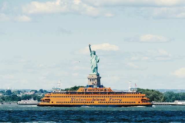 Mit der kostenlosen Staten Island Ferry kann man die Freiheitsstatue sehen