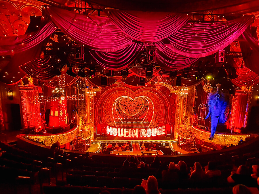Das spektakuläre Musical Moulin Rouge wird am Broadway in New York aufgeführt