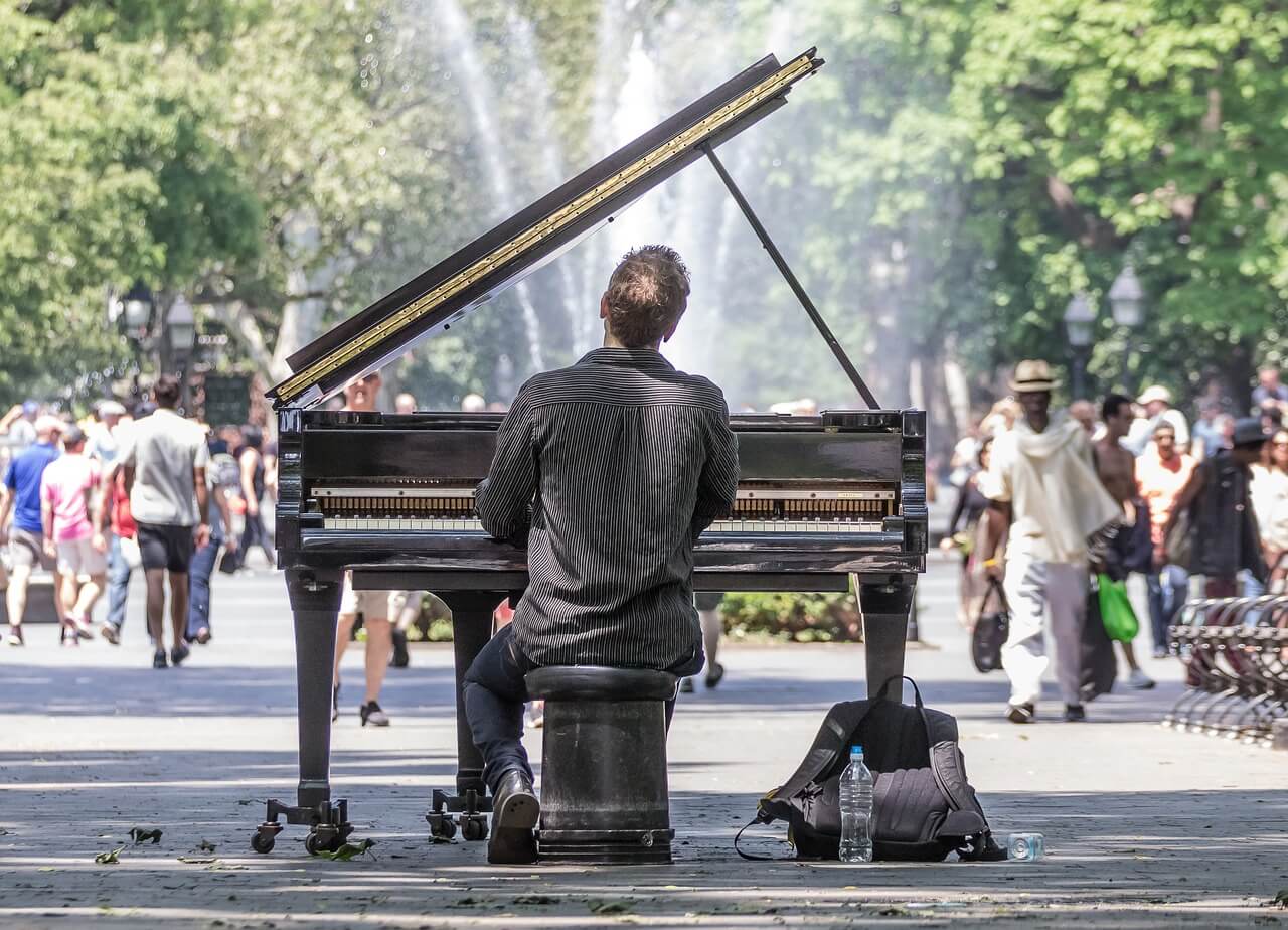 Musiker und Straßenkünstler unterhalten die Besucher im Washington Square Park