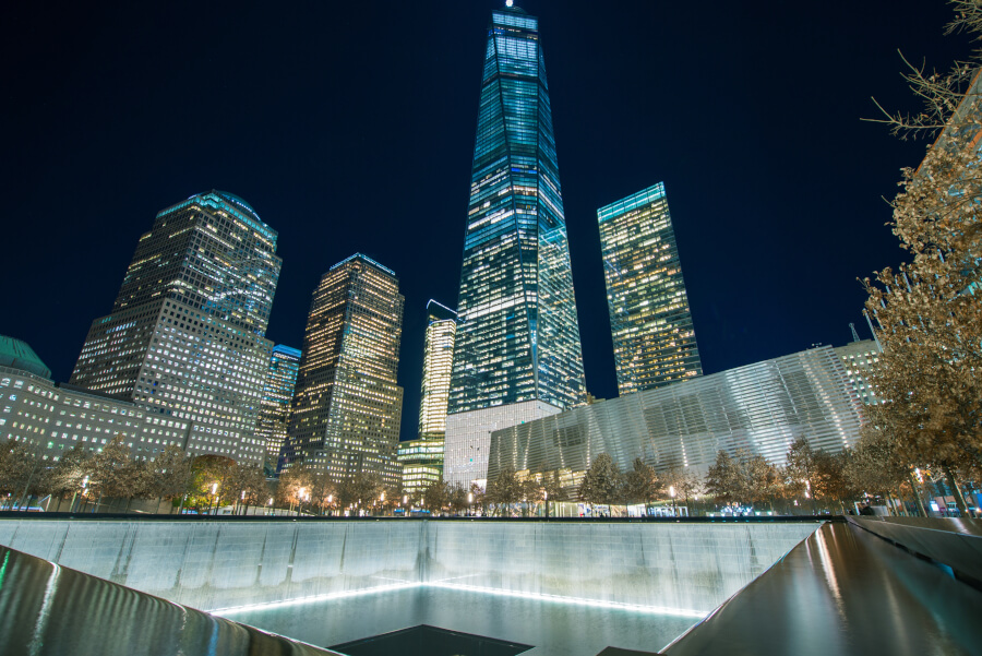 One World Trade Center mit 9/11-Memorial Becken