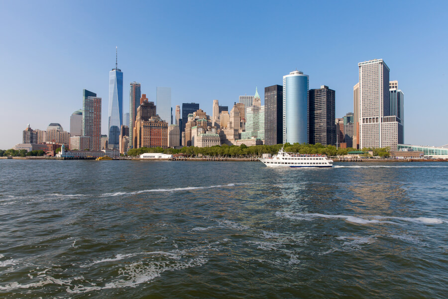 Per Boot die Skyline von New York genießen