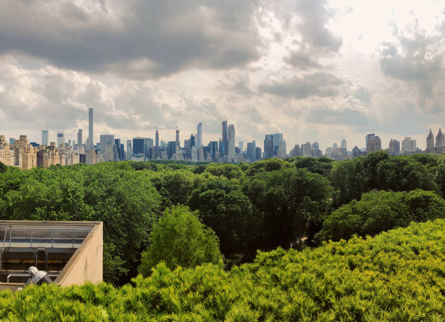 Die Rooftop-Terrasse des Metropolitan Museum THE MET in New York bietet großartige Ausblicke auf die Skyline von Manhattan
