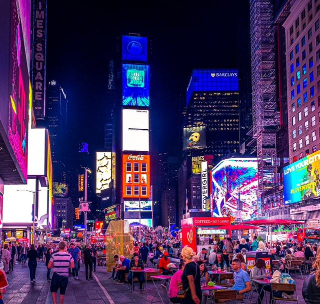 Im Sommer gibt es viele Sitzgelegenheiten auf dem Times Square