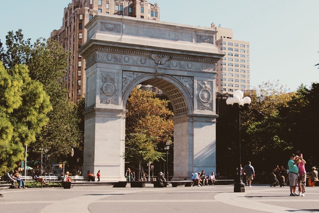 Der auffällige Triumphbogen im Washington Square Park