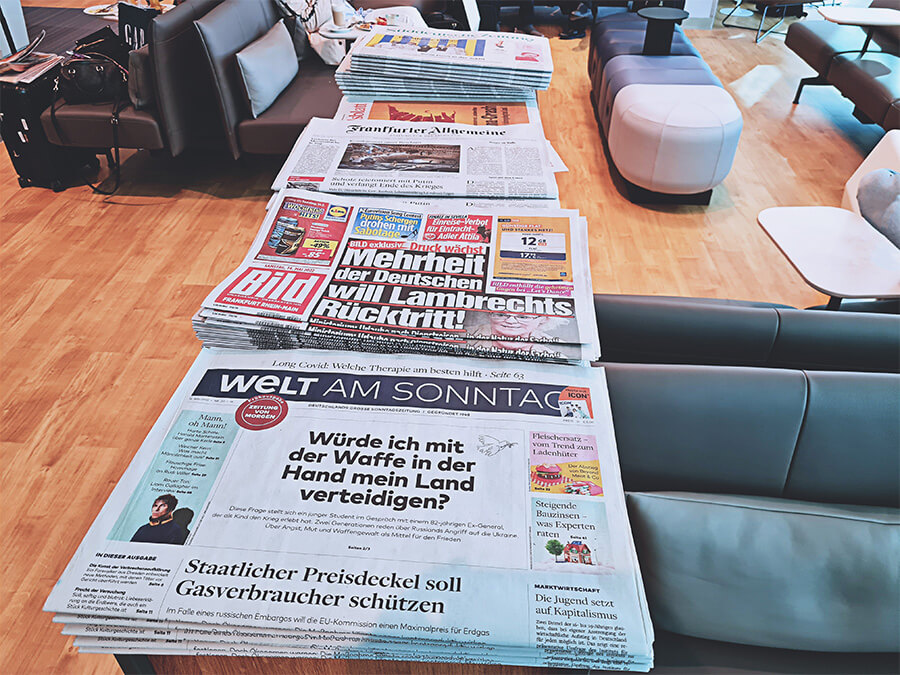 Die Lufthansa Bistro Lounge bietet eine Auswahl an deutschsprachigen Tageszeitungen
