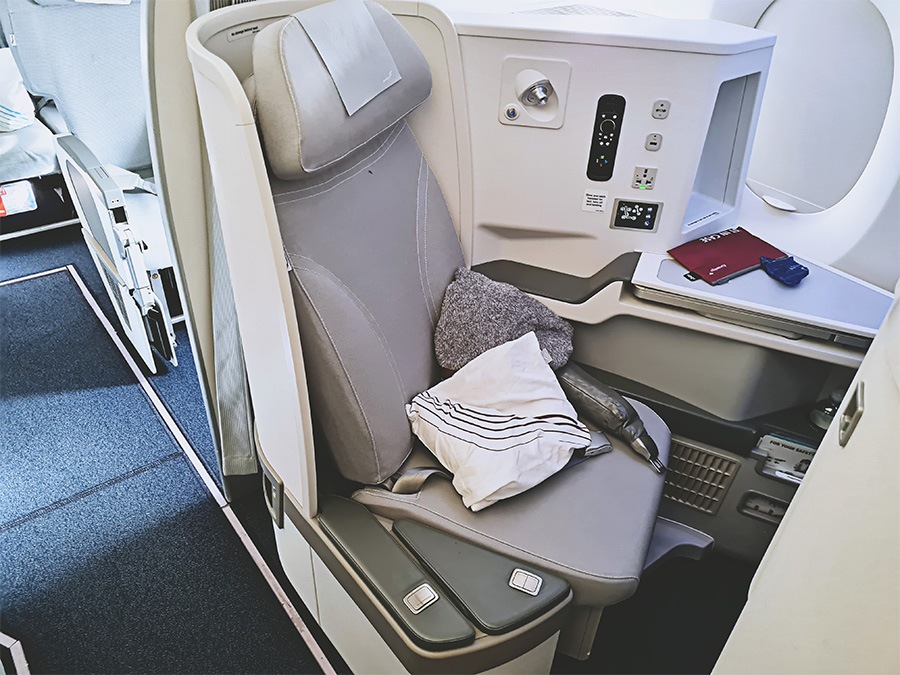 Als Passagier der Premium Economy kann man sehr viel Platz in der Business Class-Kabine genießen!