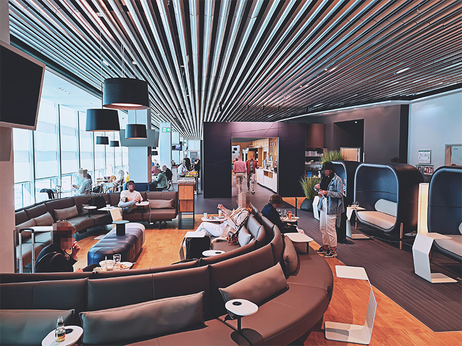 Gemütliche Kuschelmuscheln und Sessel-Landschaften in der Lufthansa Bistro Lounge