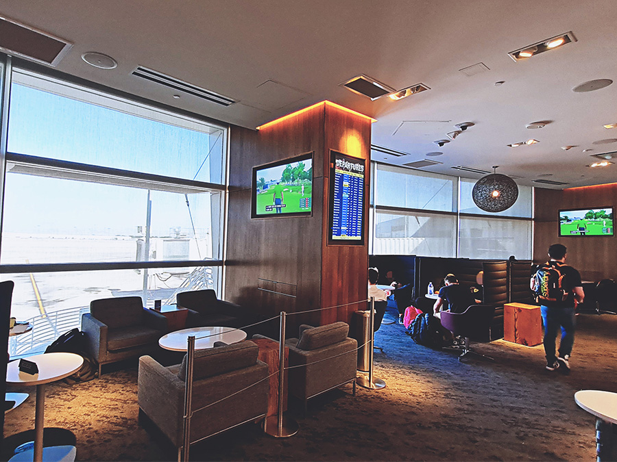 Die Lounge verfügt über große Panoramafenster mit Sitzgelegenheiten