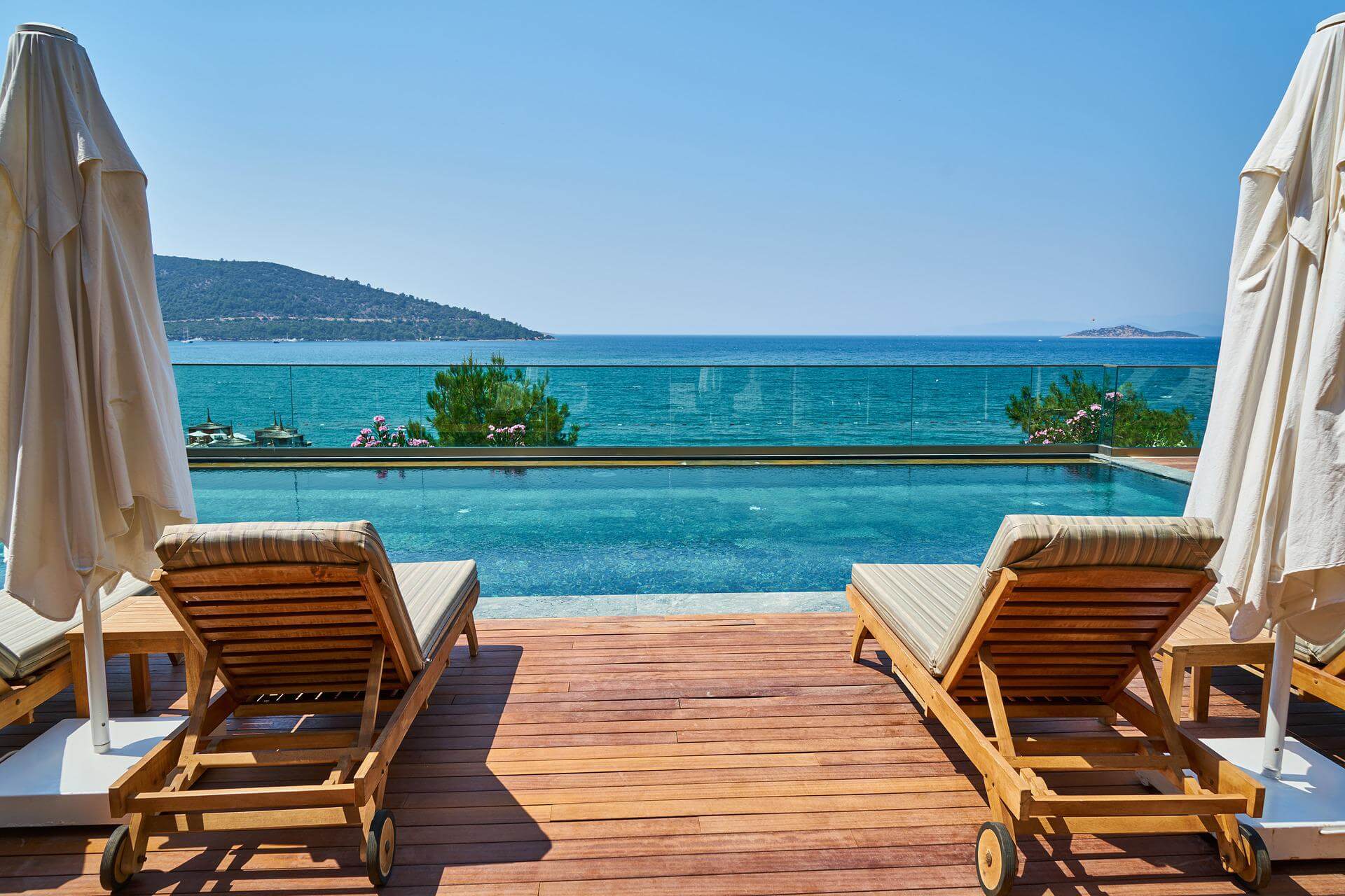 Hotelpool mit Meerblick