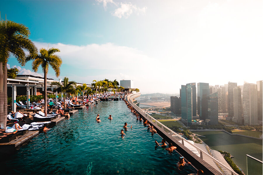 Der weltberühmte und atemberaubende Infinity-Pool des Marina Bay Sands Singapur