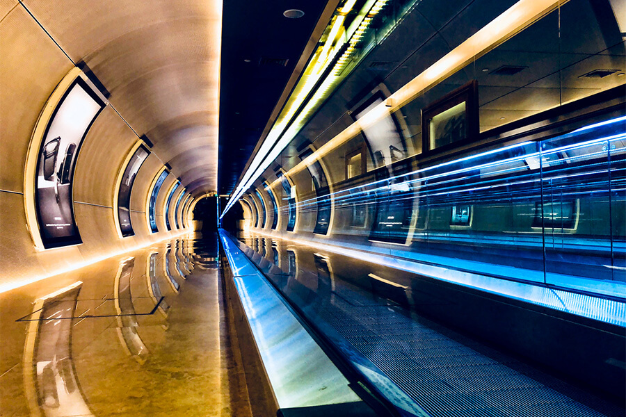 Singapur bietet ein moderne und sehr saubere MRT / U-Bahn