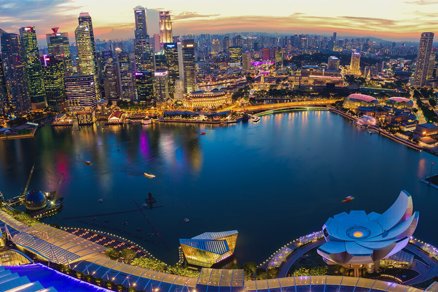 Rundumblick auf die Marina Bay und die Skyline von Singapur