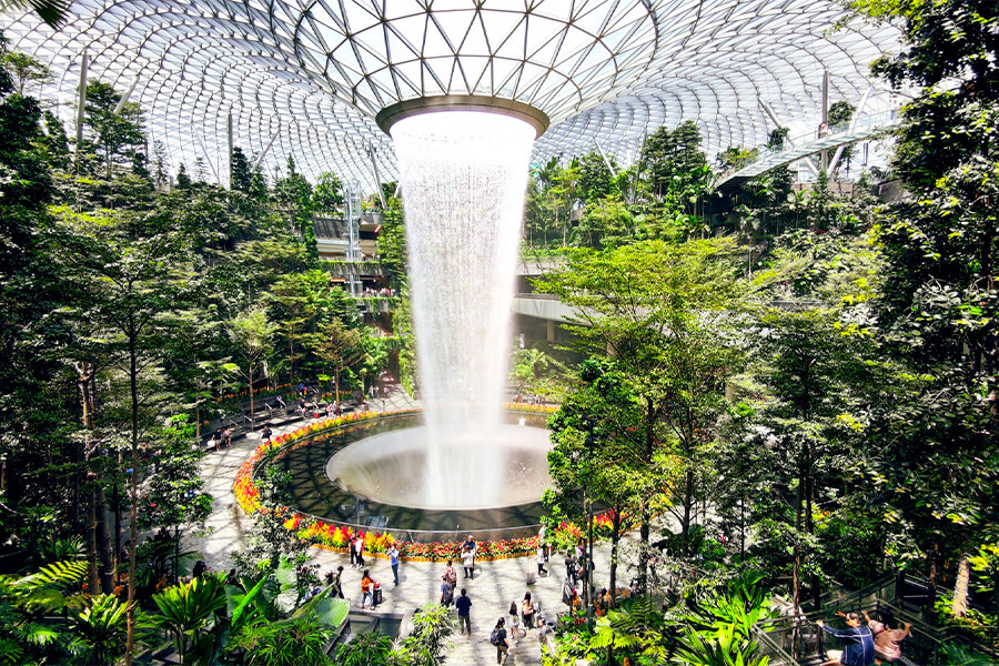 Der Changi Airport in Singapur bietet einen spektakulären Indoor-Wasserfall