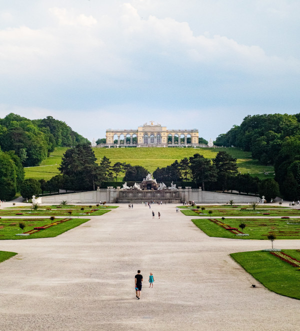 Blick auf die Gloriette von Schloss Schönbrunn in Wien