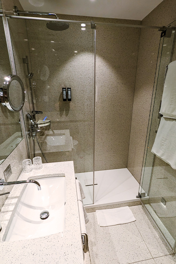 Badezimmer mit Regendusche im Hotel Das Tyrol