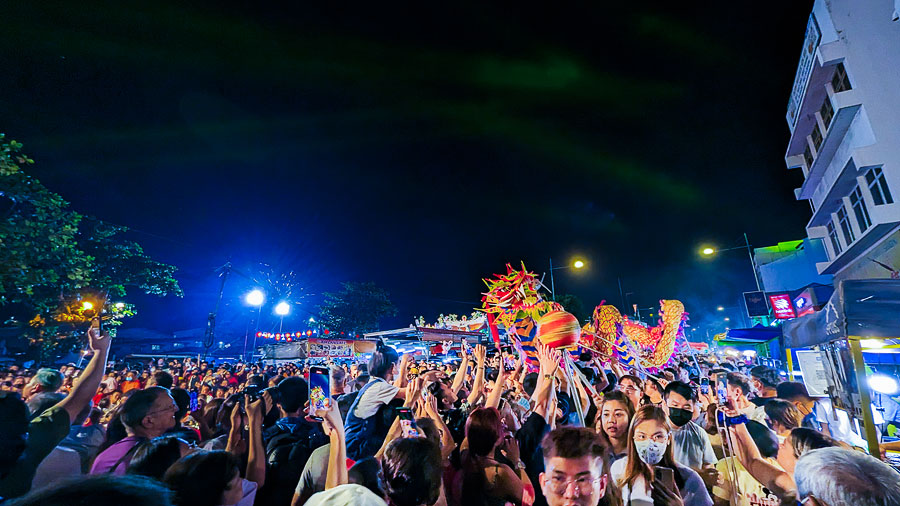 Ausgelassene Stimmung bei Pai Thee Kong-Straßenfest in George Town Malaysia