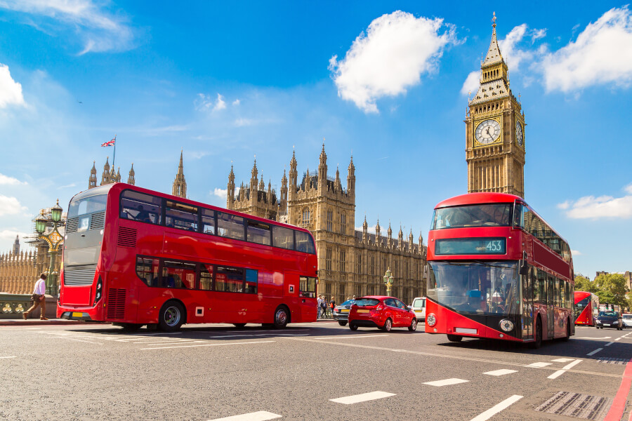 London mit typischen Doppeldeckerbussen