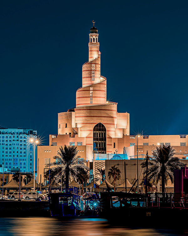 Beleuchtete Moschee in Doha – Katar