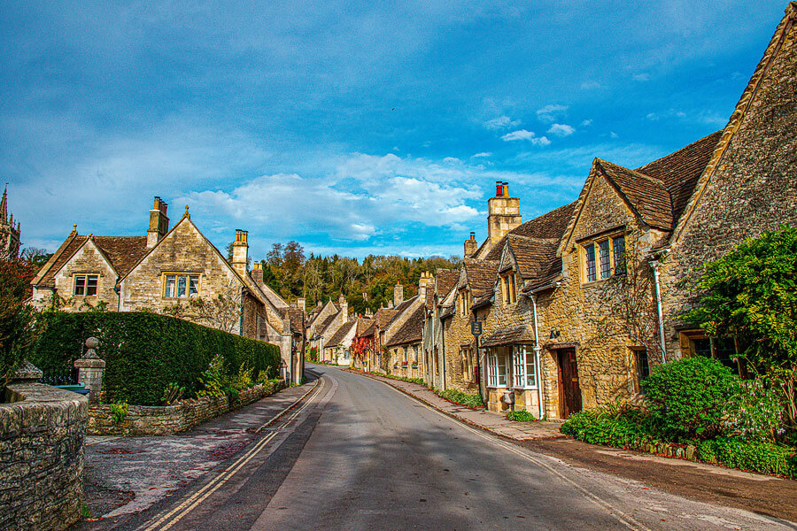 Idyllisches Dorf Castle Combe in den Cotswolds / England