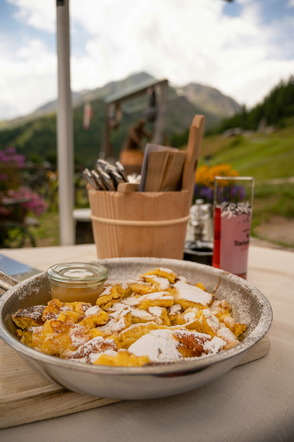 Kaiserschmarrn auf der Almhütte in Österreich