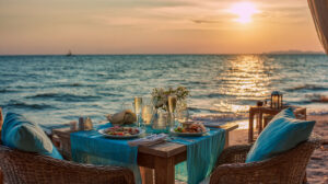 Romantisches Abendessen zum Sonnenuntergang am Meer