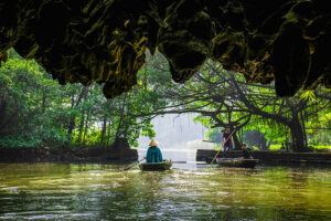Malerische Bootstour durch die Trockene Halong in Vietnam