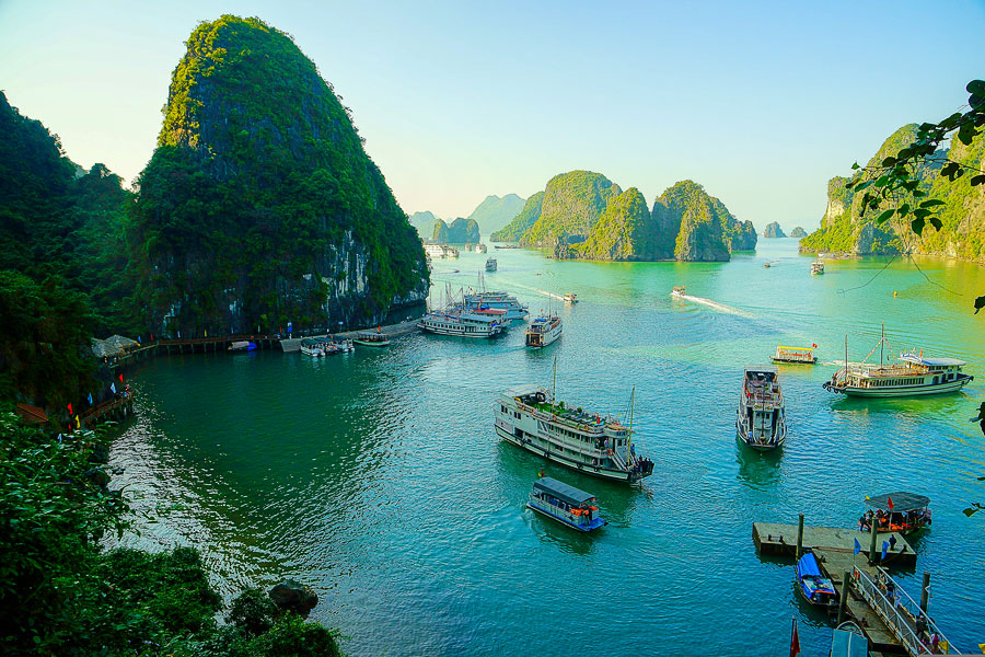Je nach Ecke herrscht viel Betrieb in der Halong Bucht in Vietnam