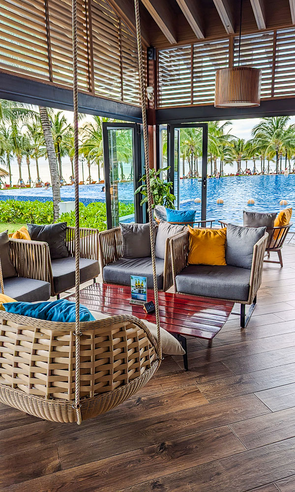 Pool- und Meeerblick im Aura Beach Club Restaurant im Mövenpick Waverly Phu Quoc