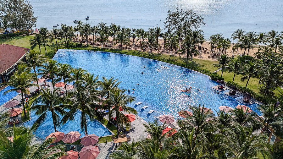 Poolanlage mit Infinitypool im Mövenpick Resort Waverly Phu Quoc