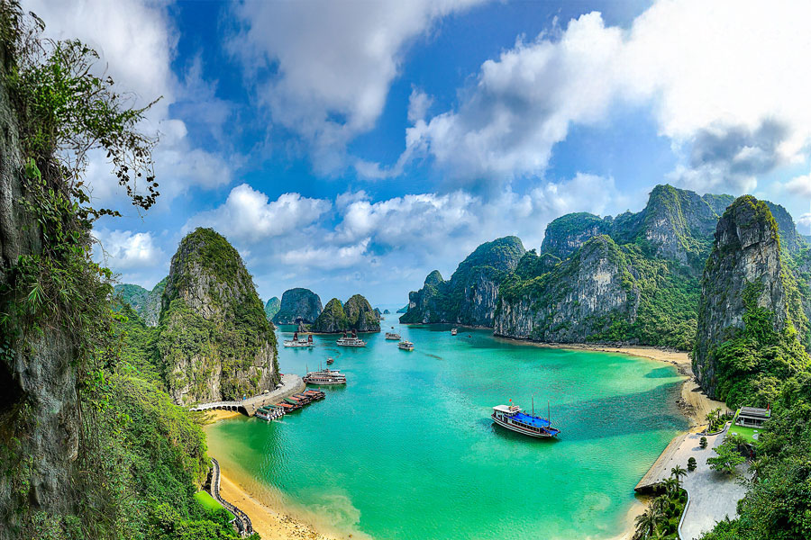 Ausblick von Sung Sot Cave auf die Halong Bucht zu ruhigen Tageszeit