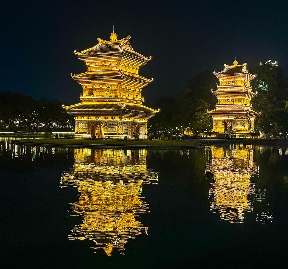 Beleuchtete Pagoden im Ky Lan Lake in Ninh Binh