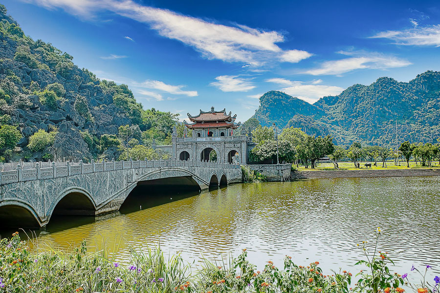 Brücke in Hoa Lu – die alte Hauptstadt Vietnams, in der Provinz Ninh Binh