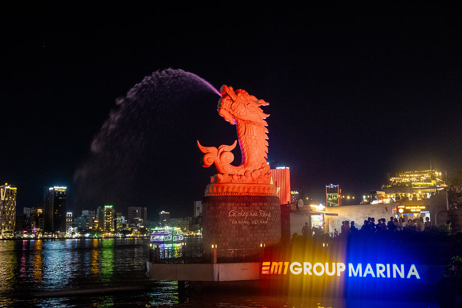 Die Drachenkarpfenstatue in Da Nang erinnert an den Merlion in Singapur