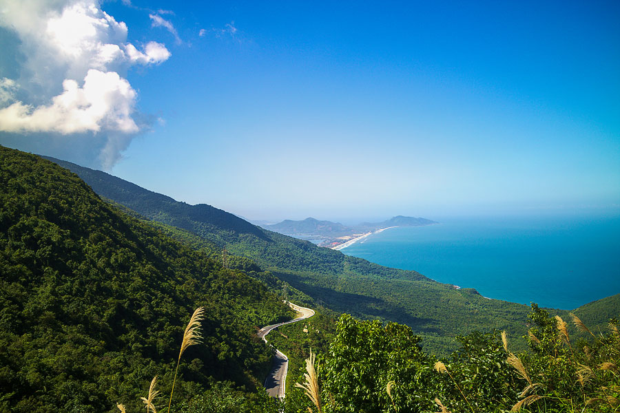 Panoramastraße Hai Van Pass nördlich von Da Nang mit Meerblick