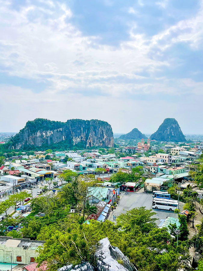 Marble Mountains bei Da Nang mit Karstkegeln und Pagoden