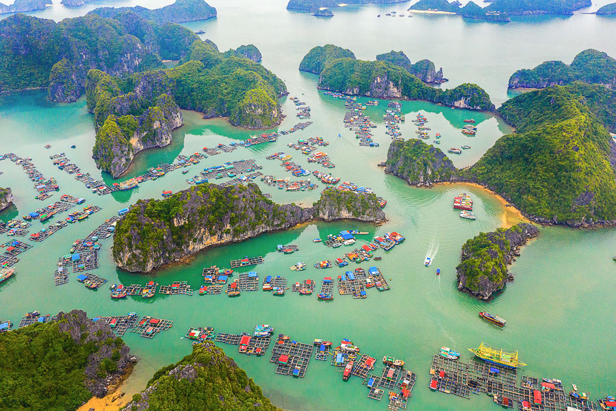 Schwimmende Dörfer in der Halong Bucht in Vietnam