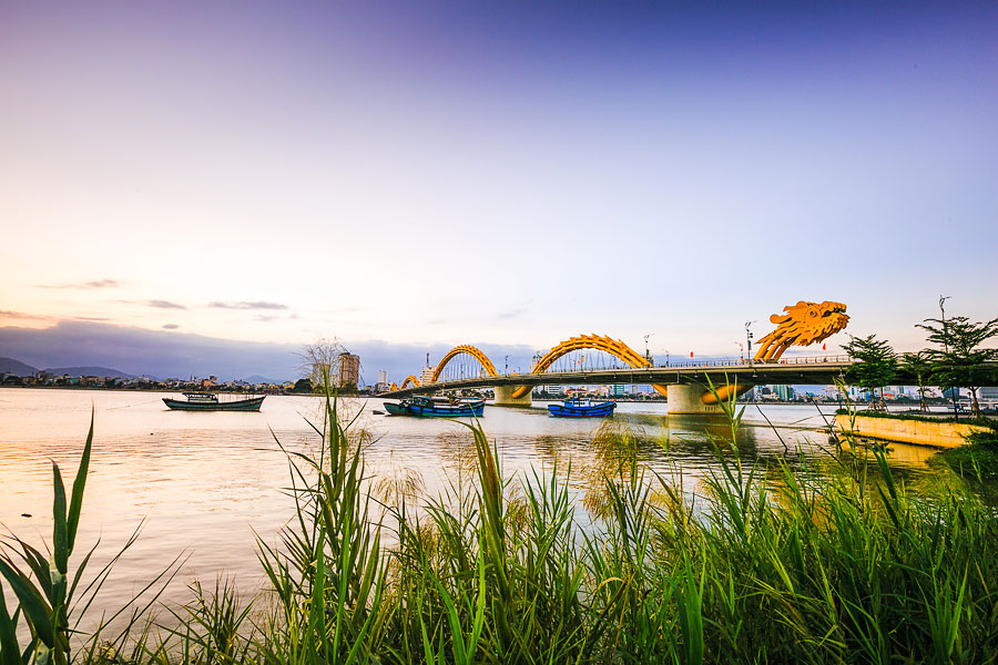Drachenbrücke in Da Nang bei Nacht mit Feuer- und Wassershow
