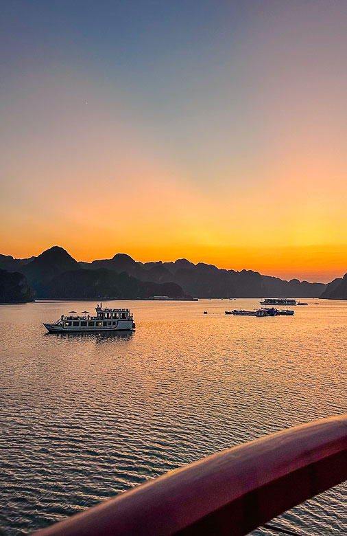 Traumhafter Sonnenuntergang in der Halong Bay in Vietnam