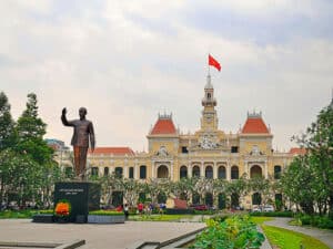 Vor dem Rathaus in Saigon befindet sich eine Ho Chi Minh Statue