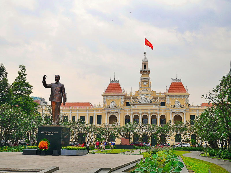 Vor dem Rathaus in Saigon befindet sich eine Ho Chi Minh Statue