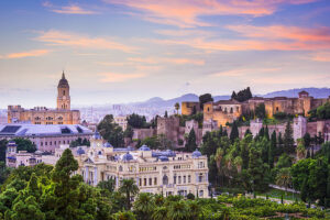 Málaga bei Sonnenuntergang – Panoramablick auf Kathedrale und Alcazaba, Startpunkt der Andalusien Rundreise