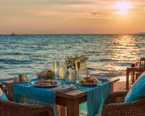 Romantisches Abendessen zum Sonnenuntergang am Meer