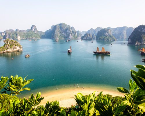 Malerische Kalksteinfelsen in der Halong Bucht in Vietnam